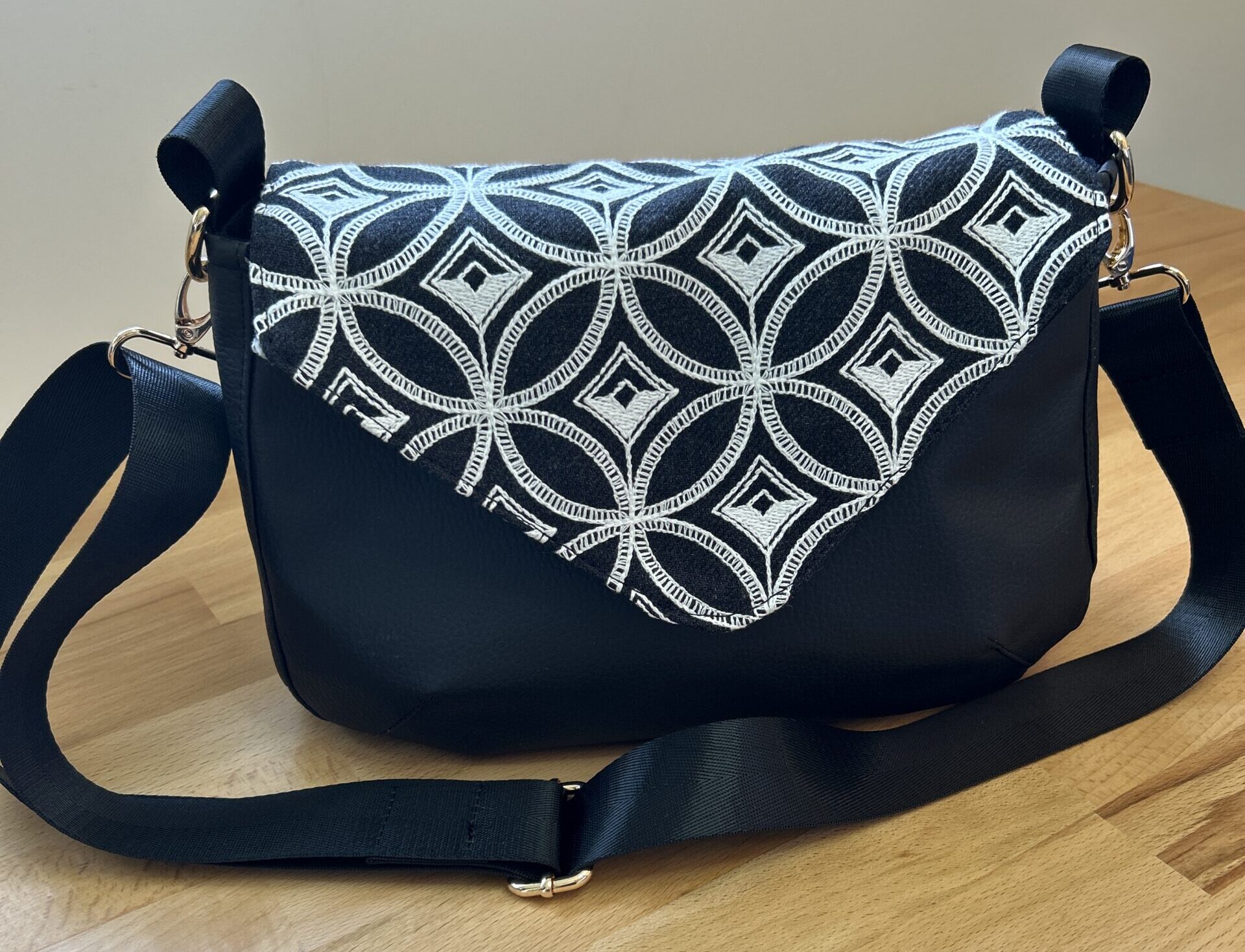 Sac base noire, rabat noire et blanc, similicuir, fabriqué à la main, lorraine, Pont-à-Mousson